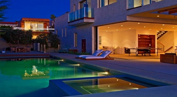 ตกแต่งสระว่ายน้ำกลางสวนสวยงาม