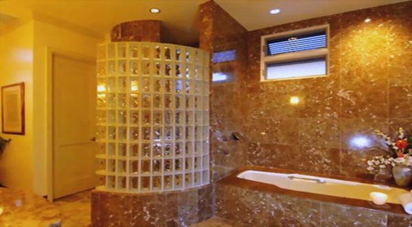 ปูพื้นด้วยแผ่นกระเบื้องเคลือบให้สวยงาม