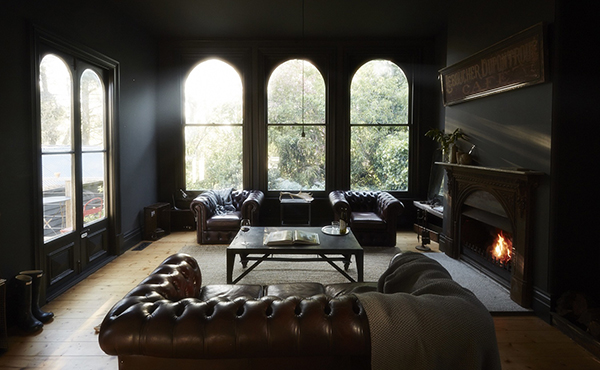 บ้านน้อยหลังเล็กสไตล์วินเทจ ตกแต่งด้วยเฟอร์นิเจอร์เก่าๆ