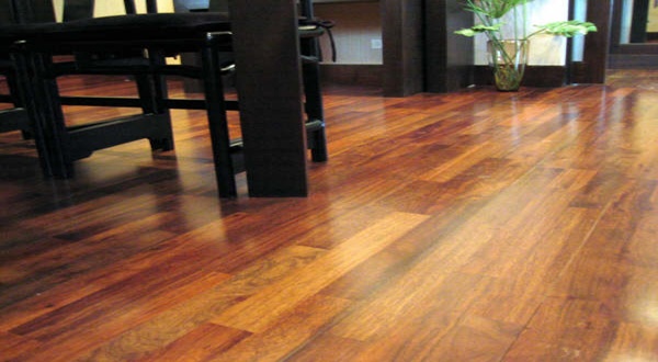 ซ่อมแซมพื้นบ้านหลังน้ำท่วม