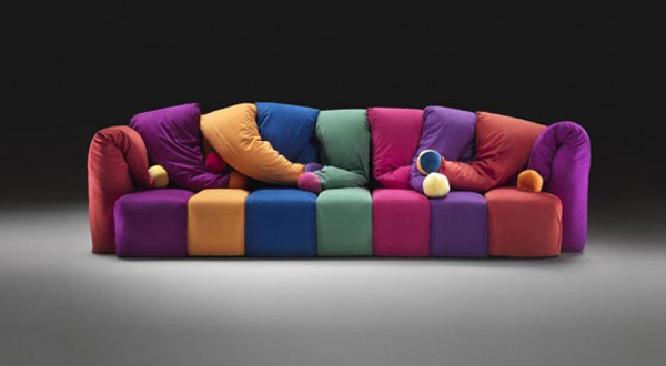 โซฟาหลากสีสันของห้องนั่งเล่น