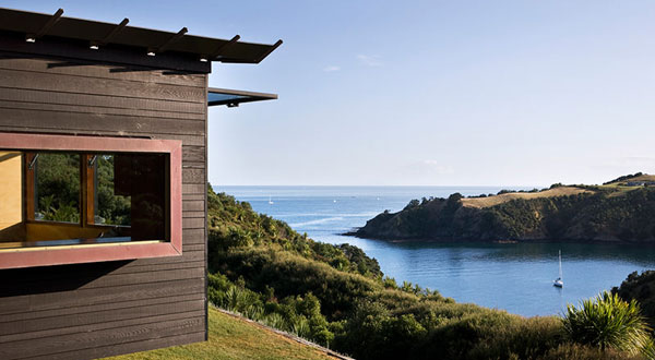 บ้านไม้ บนเกาะนิวซีแลนด์ เปิดมุมมองสู่ธรรมชาติ