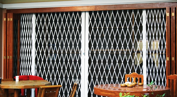 แก้ไขปัญหาบานพับ  ลูกบิด  รูกุญแจ  เหล็กดัดหลังน้ำท่วม