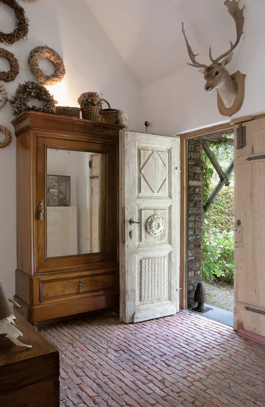 ตู้ไม้ ประตูไม้ กลอน อิฐบล็อค