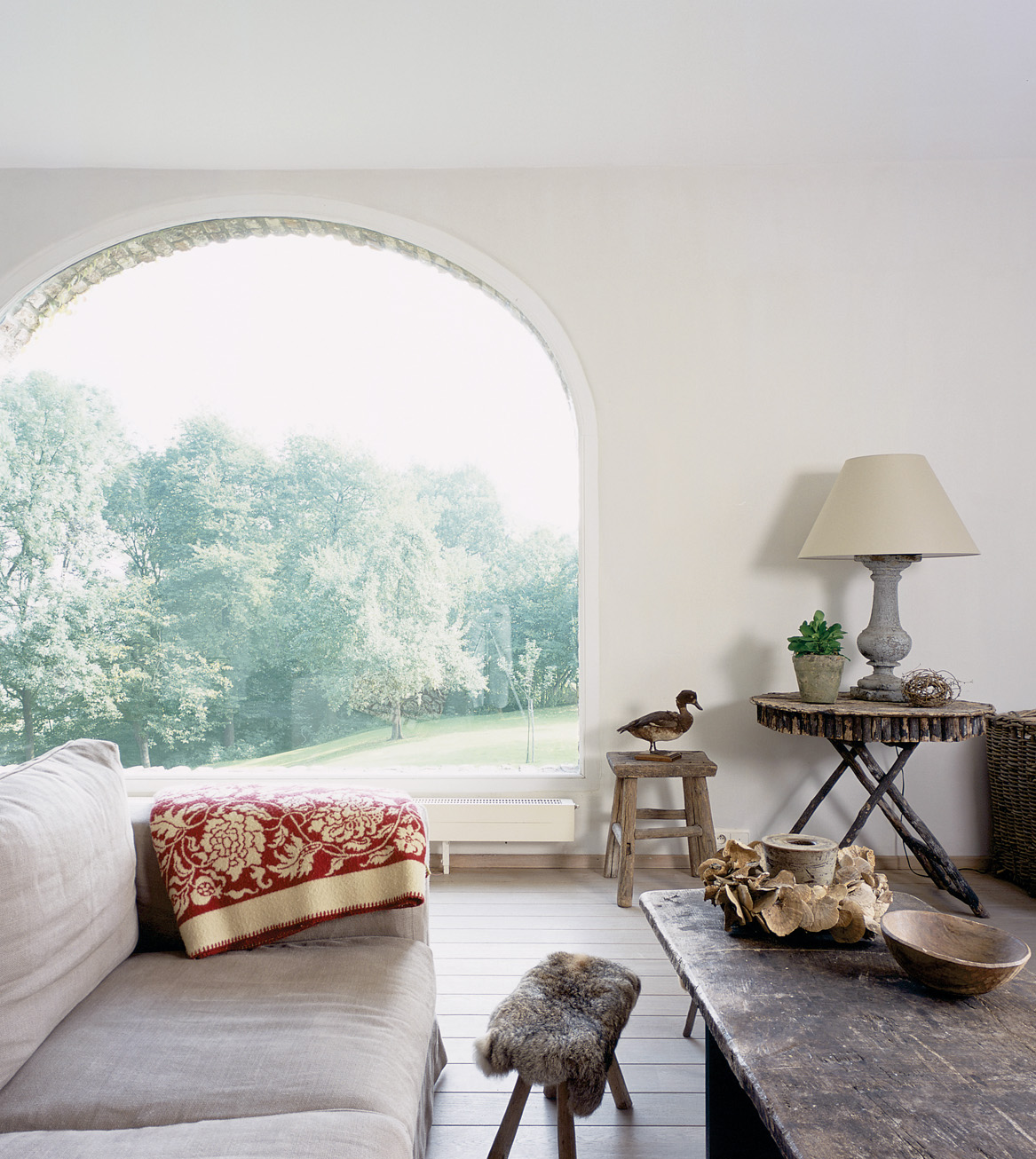 โต๊ะไม้ โคมไฟ โซฟา