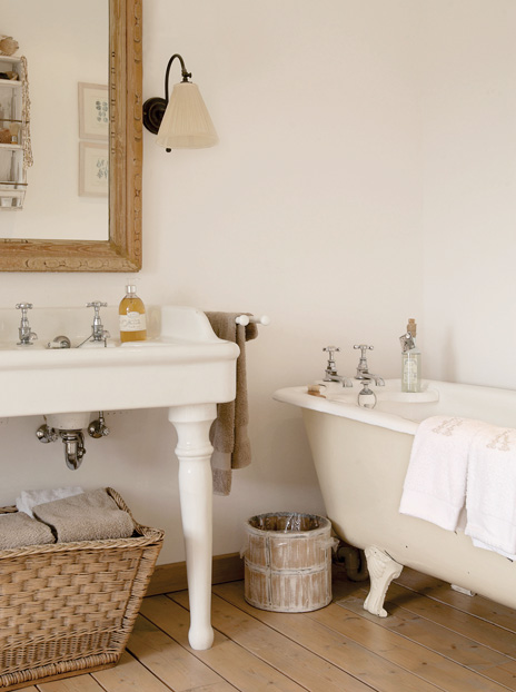 ก๊อกน้ำ อ่างอาบน้ำ โคมไฟ กระจก