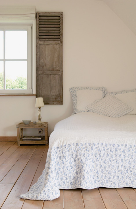 หน้าต่างไม้ ผ้าปูที่นอน ปลอกหมอน โคมไฟ