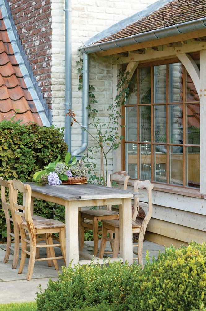 รางน้ำ กระเบื้องหลังคา โต๊ะไม้