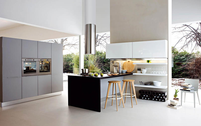 เคาน์เตอร์ครัว เก้าอี้ไม้ ชั้นวางของ โคมไฟสแตนเลส