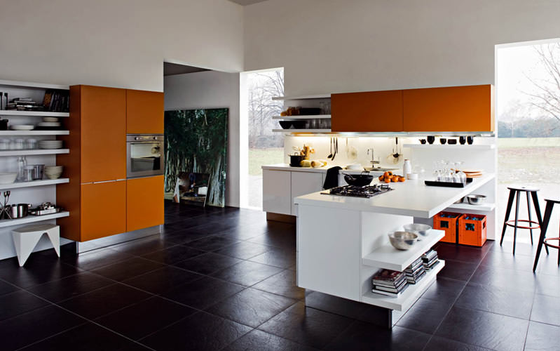 ตู้เก็บของสีส้ม ชั้นวางสีขาว เคาน์เตอร์ครัว