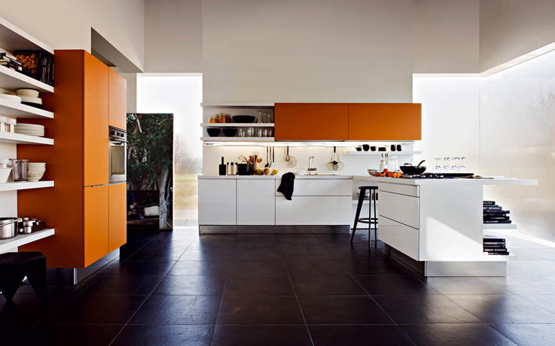 ตู้วางของสีส้ม ชั้นวางของสีขาว พื้นกระเบื้อง