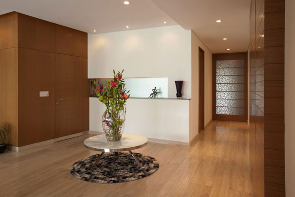 แจกันแก้ว โต๊ะกลม พื้นไม้ พรม แจกันแก้ว โต๊ะกลม พื้นไม้ พรม