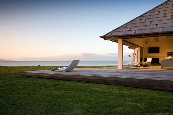 กระเบื้องหลังคา ไม้ปูพื้น เก้าอี้