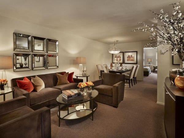 กรอบรูป โซฟา โคมไฟ ห้องรับแขก