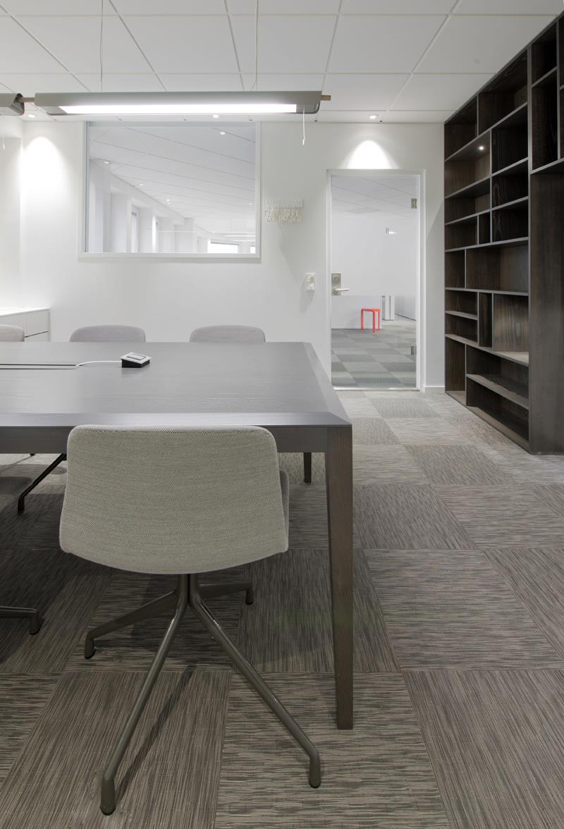 หลอดไฟ ฝ้าเพดาน โต๊ะ เก้าอี้