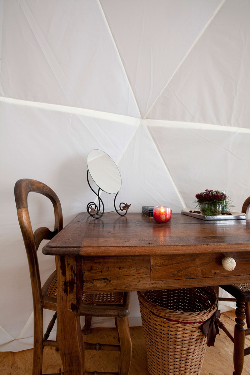 โต๊ะไม้ เก้าอี้ไม้ ตระกร้าหวาย โต๊ะไม้ เก้าอี้ไม้ ตระกร้าหวาย