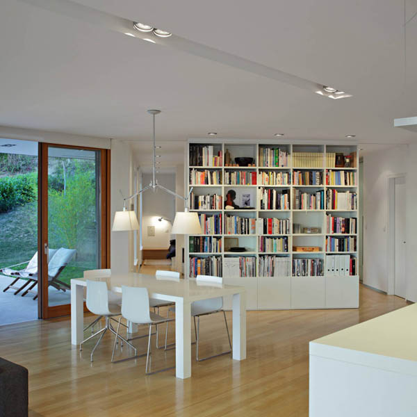 ชั้นวางหนังสือสีขาว ชั้นวางหนังสือสีขาว