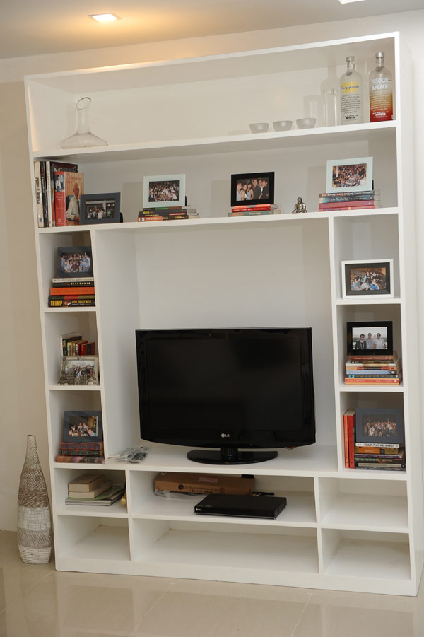 ชั้นวางหนังสือสีขาว ชั้นวางหนังสือสีขาว