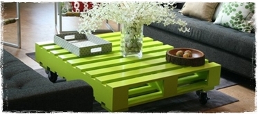 โต๊ะไม้ในห้องรับแขก