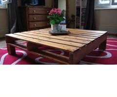 โต๊ะไม้ในห้องรับแขก