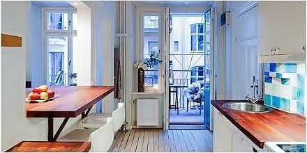 ตกแต่งห้องครัวสีขาว  พื้นไม้