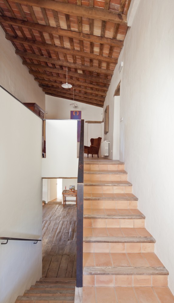 คานไม้ , ตกแต่งระหว่างทางขึ้นชั้นสอง คานไม้ , ตกแต่งระหว่างทางขึ้นชั้นสอง