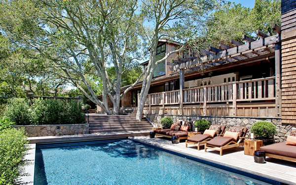 สระว่ายน้ำกลางแจ้ง