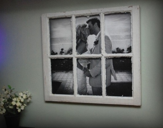 ตกแต่งผนังห้องนั่งเล่นด้วยประตูไม้เก่า ตกแต่งผนังห้องนั่งเล่นด้วยประตูไม้เก่า