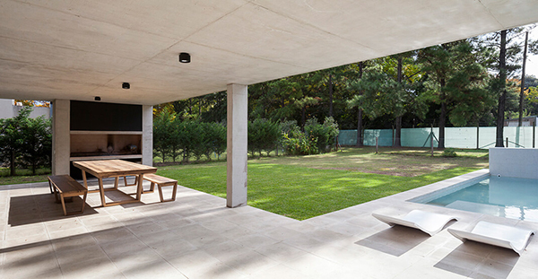 โต๊ะนั่งเล่นหน้าบ้าน