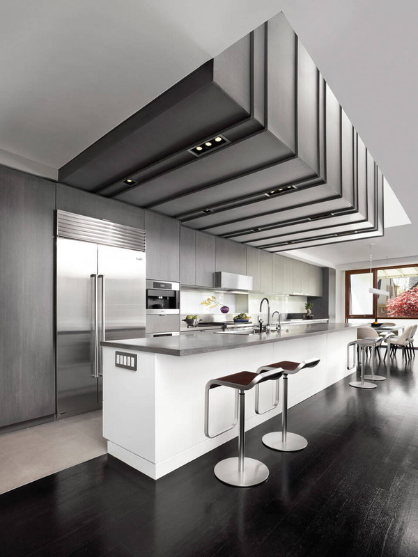 ด้านบนตกแต่งด้วยแผ่นสังกะสี