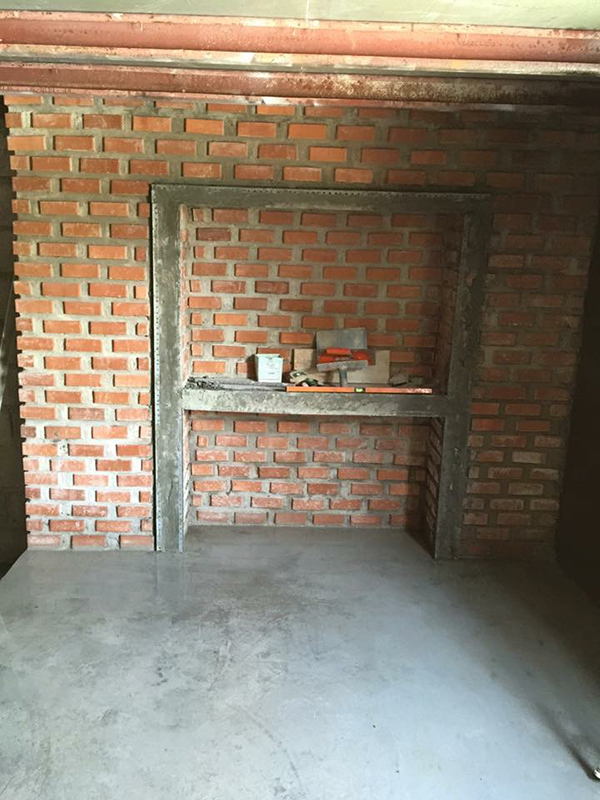 ผนังอิฐแดง