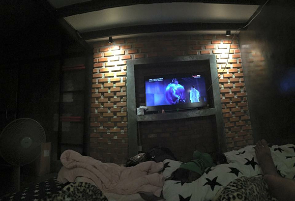 บ้านปูนเปลือย