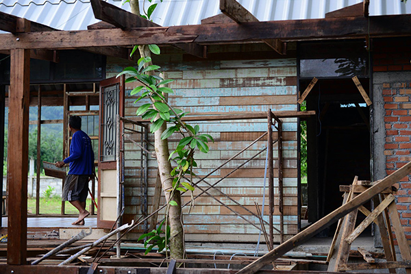 สร้างบ้านจากไม้เก่า