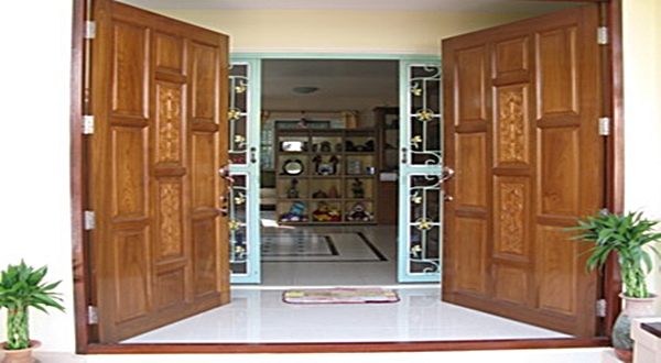 ซ่อมแซมประตูบ้านหลังน้ำท่วม