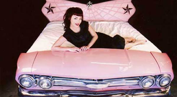 เตียงนอนในรถสีชมพู