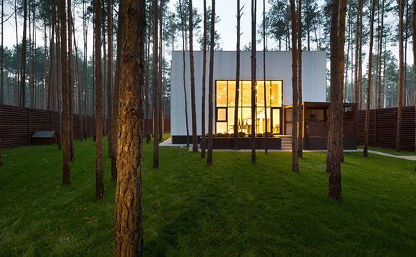 บ้านสี่เหลี่ยมสไตล์ร่วมสมัยในสวนป่า