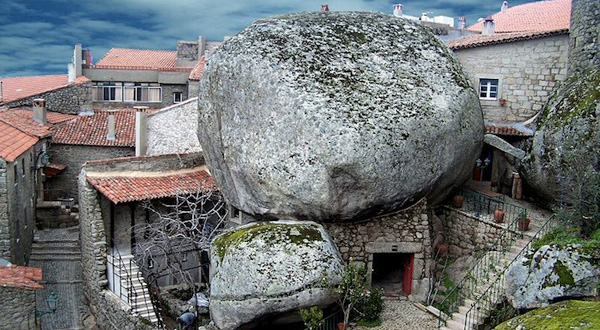 แบบบ้าน บนเทือก เขามอนซานโต โปรตุเกส