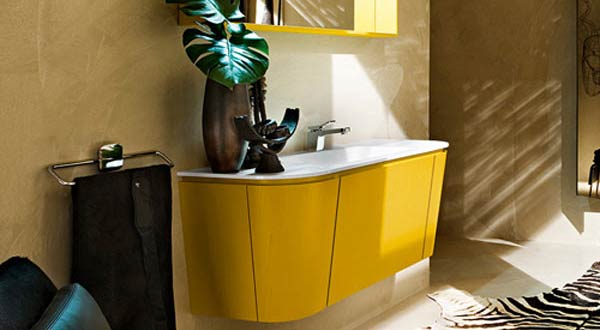 โต๊ะเครื่องแป้งสีเหลืองสดใสในห้องน้ำ