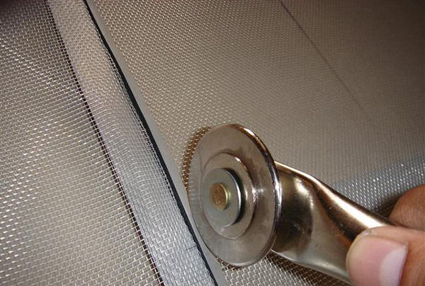 ผู้หญิงก็ทำได้นะ เปลี่ยนมุ้งลวดด้วยตัวเอง