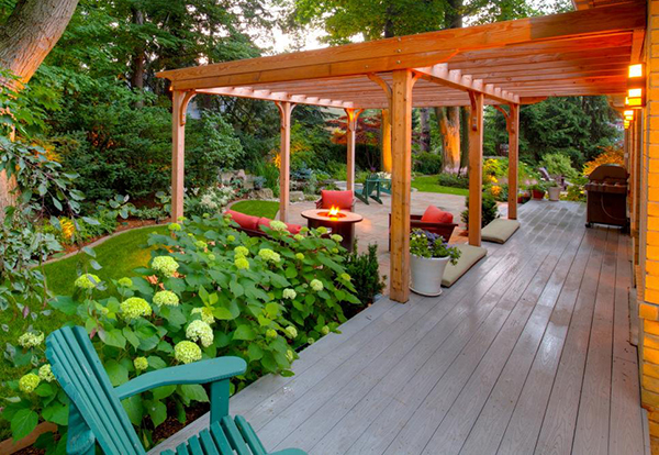 จัดมุมนั่งเล่นในสวนดอกไม้