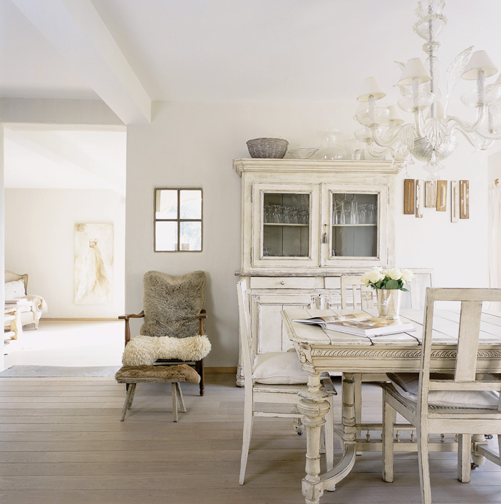 ตู้โชว์สีขาว โคมไฟ โต๊ะไม้ ตู้โชว์สีขาว โคมไฟ โต๊ะไม้