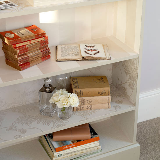 ตกแต่งชั้นวางของด้วยวอลเปเปอร์