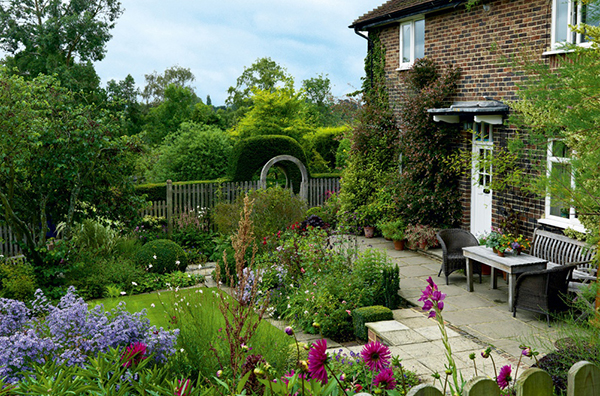 จัดสวนสไตล์อังกฤษ กับมุมนั่งเล่น