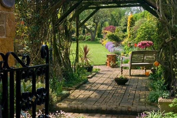 จัดสวนสไตล์อังกฤษ กับมุมนั่งเล่น